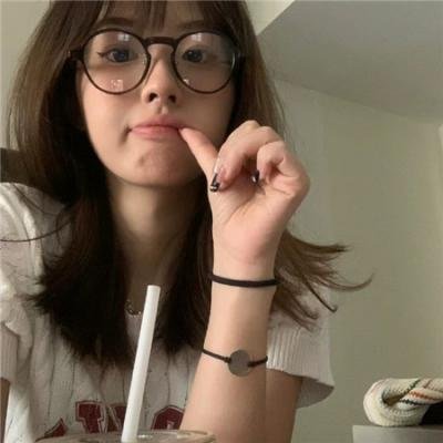 莹莹烛火照红妆